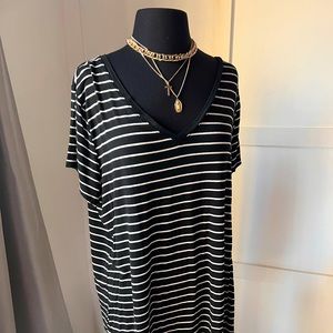 Size X-Large black and white shortsleeved knit